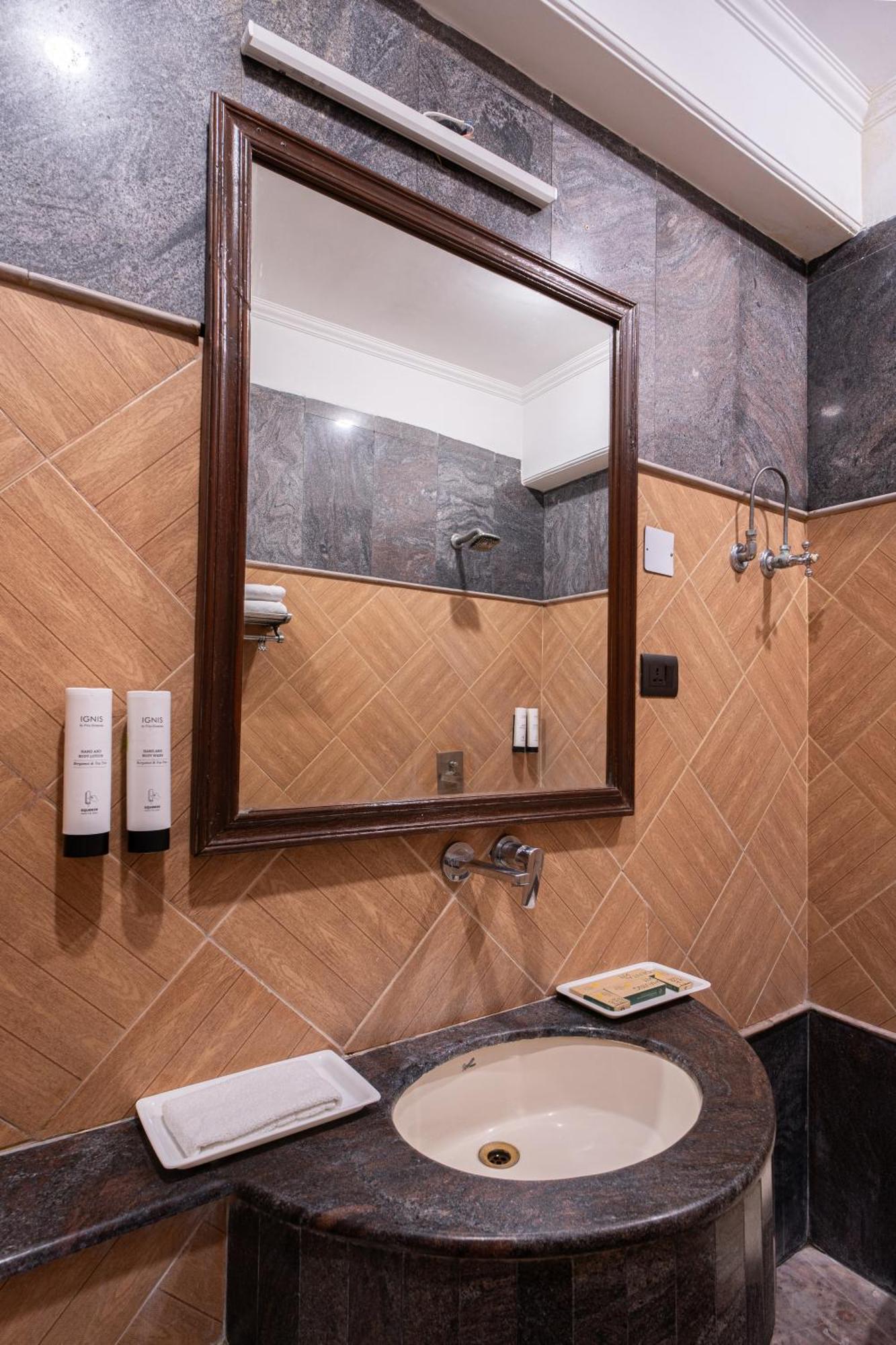 Hotel Sunstar Grand Дели Экстерьер фото