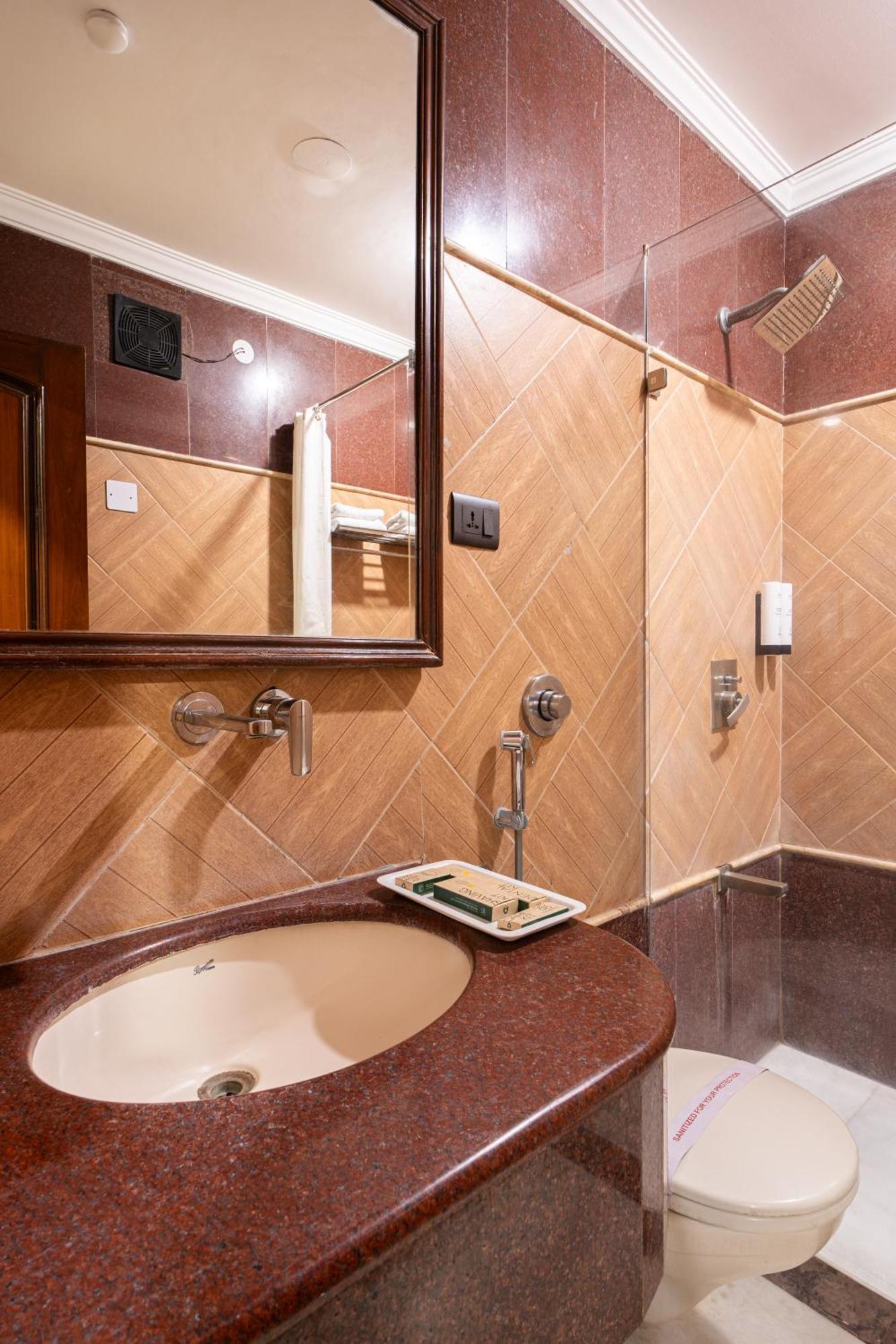 Hotel Sunstar Grand Дели Экстерьер фото
