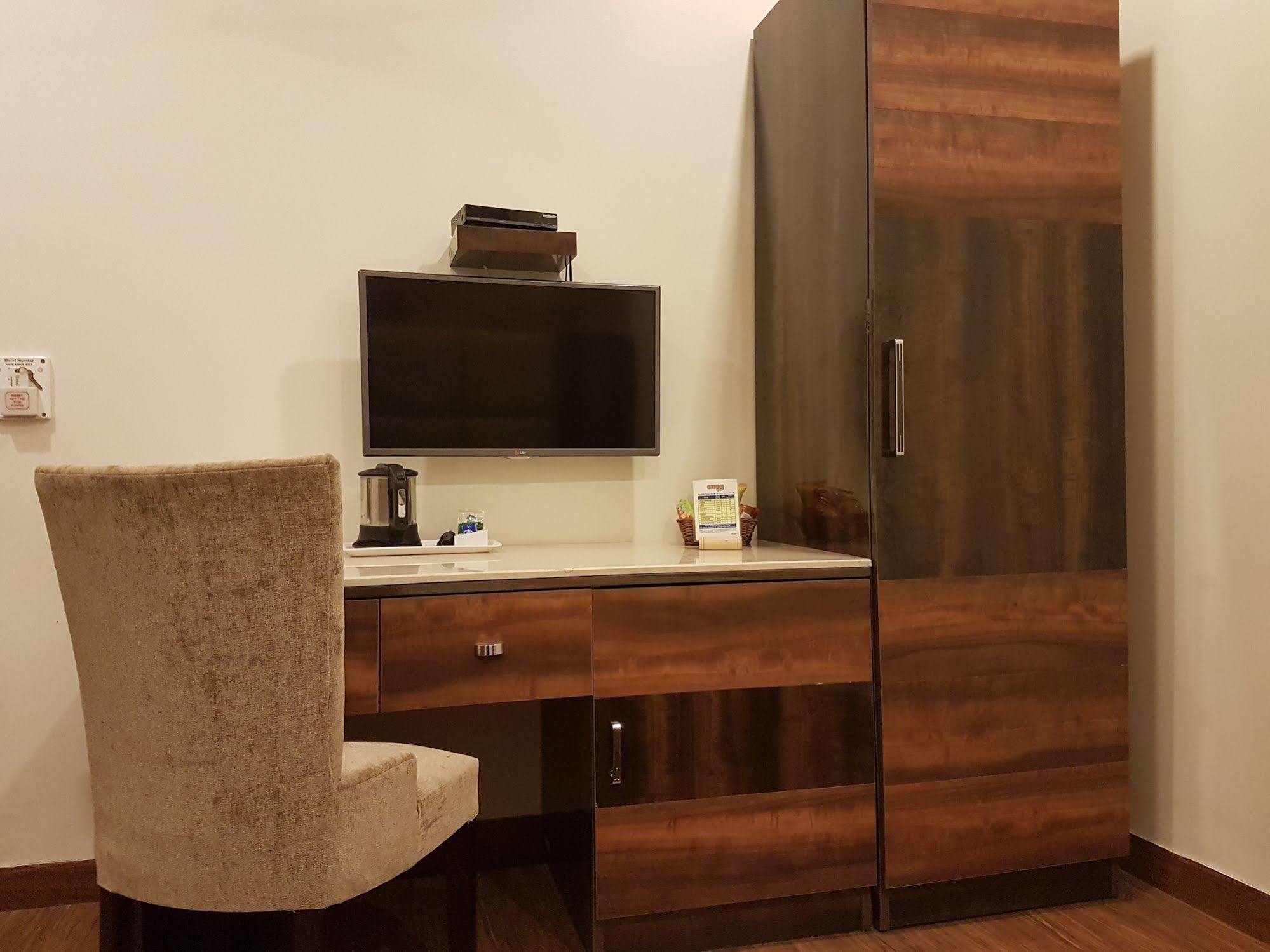 Hotel Sunstar Grand Дели Экстерьер фото