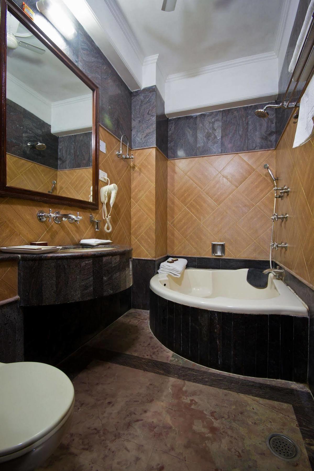 Hotel Sunstar Grand Дели Экстерьер фото